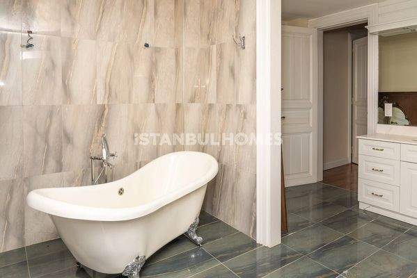 7-Bedroom House with Landscaped Garden in Kadikoy