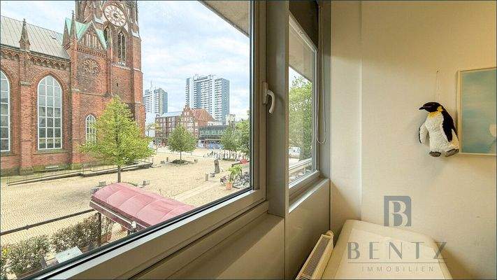 Behandlungsraum mit Ausblick auf die Innenstadt