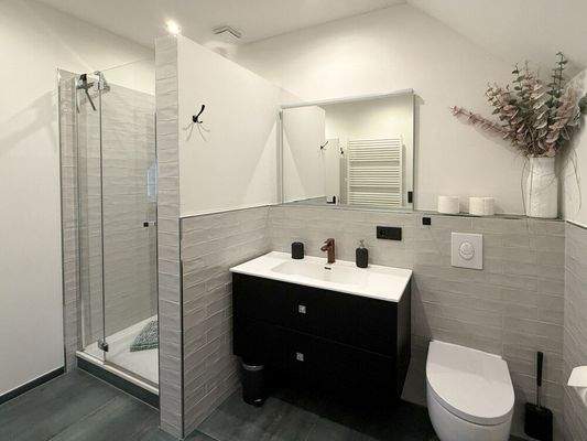 Vorne links - Duschbad