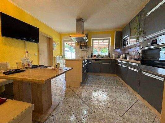 Küche mit Einbauküche