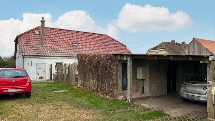 Außenansicht mit Carport