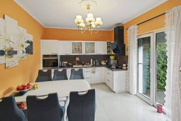 11. EBK mit Zugang Terrasse HH