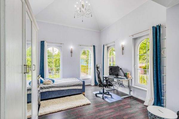 Schlaf- oder Kinderzimmer mit Wasserblick