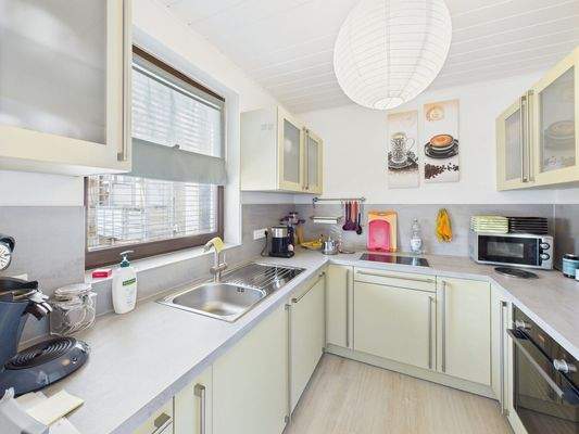 neuwertige Einbauküche (2. OG)