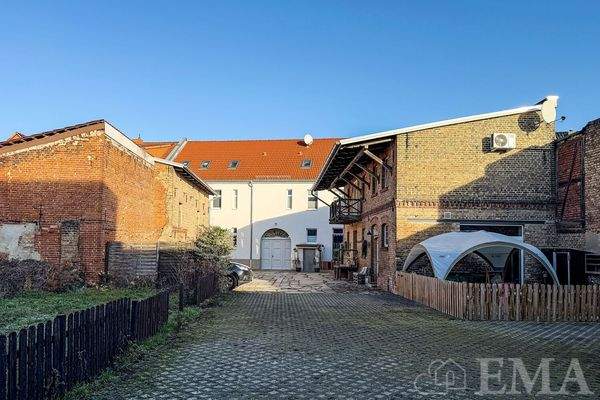 Blick von den Stellplätzen zum Haus