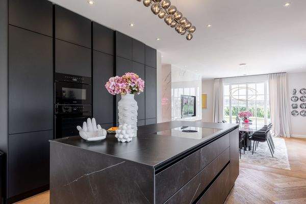 Küche mit Blick zum Essbereich