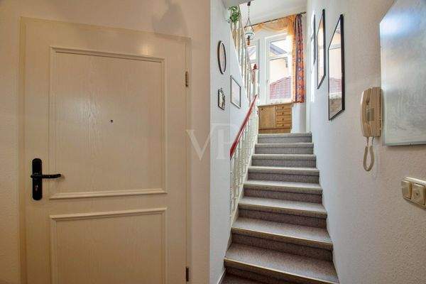 Wohnungseingangstür und Treppenaufgang