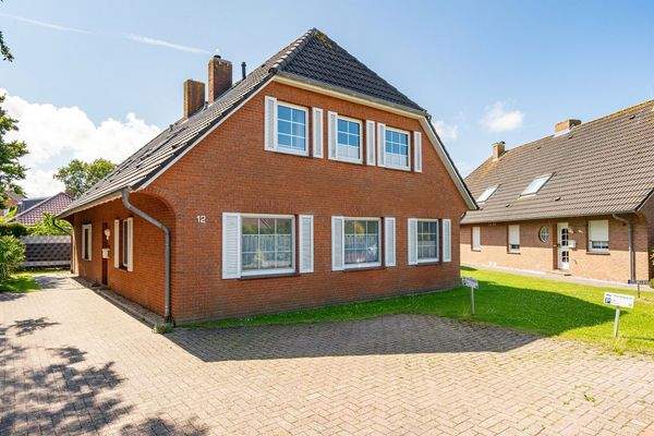 Außenansicht mit Parkplatz