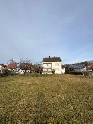 Grundstücksfläche und Ansicht Süd 