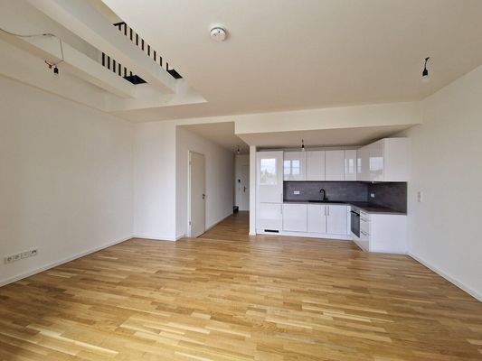 Weitwinkel - Wohn- und Essbereich mit Einbauküche - Vergleichsfoto