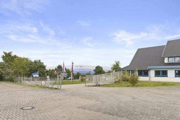 Hofzufahrt mit Bürogeböude gegenüber der Autobahnauffahrt