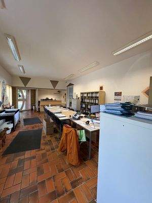 Großraumbüro mit Schreibtischen