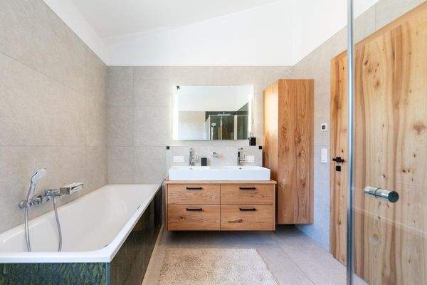 Modernes Bad mit edler Ausstattung