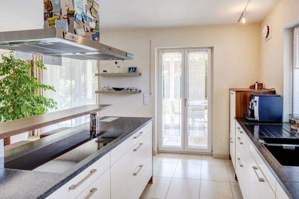 hochwertige Einbauküche mit Induktionsfeld