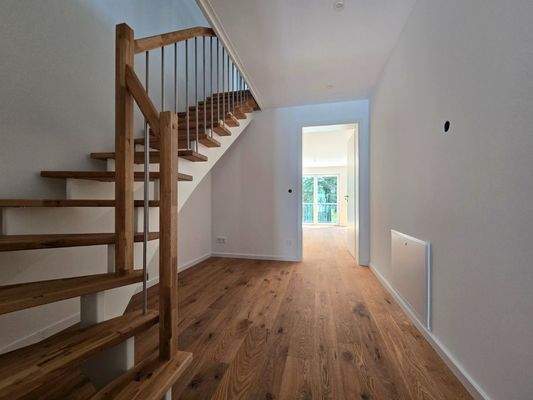 Flur und Treppe ins DG