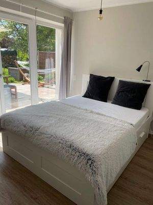 Modernes Schlaf-/Gästezimmer mit Gartenaussicht