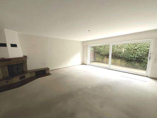 Wohnbereich mit Schiebetür zur Terrasse