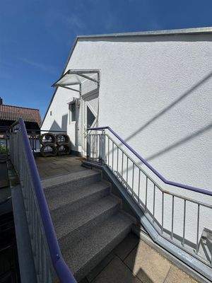 Eigener Zugang mit praktischem Treppenabsatz