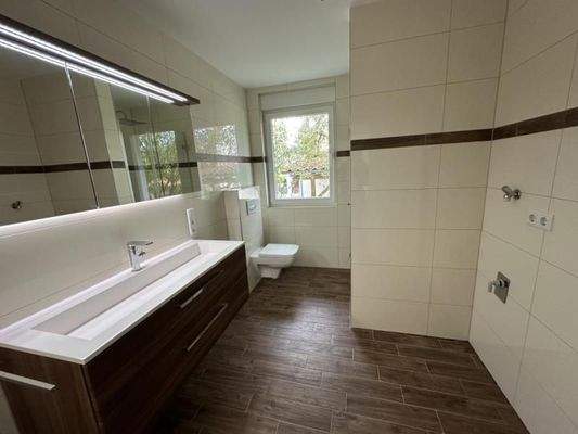 Bad Erdgeschoss mit Waschmaschinenanschluss