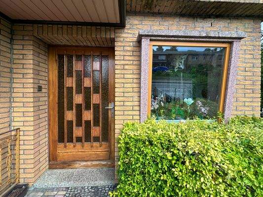 Hauseingang mit Blumenfenster