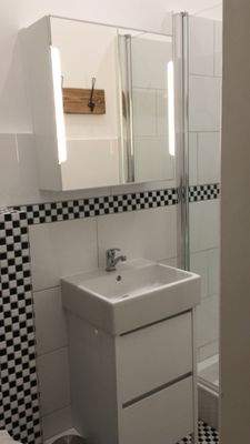 Badezimmer mit Spiegel