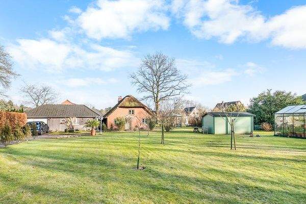 Straßenansicht mit großzügigem Garten