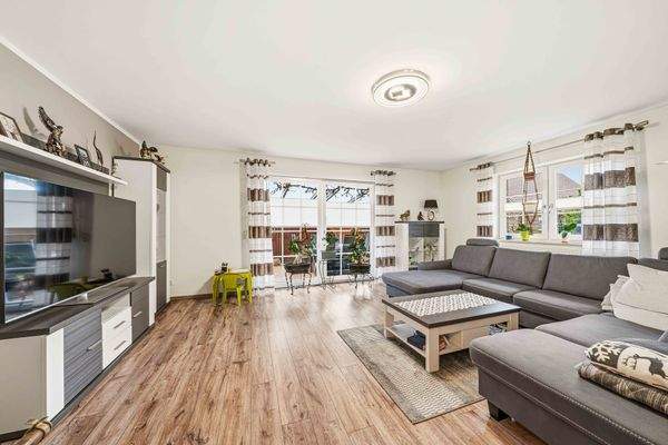 Wohnzimmer mit Zugang zur überdachten Terrasse