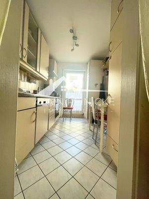 Küche mit Balkonzugang