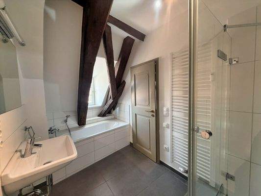 Schlafzimmerbad mit Dusche und Badewanne