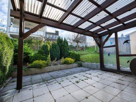 Geschützt sitzen unter der Pergola