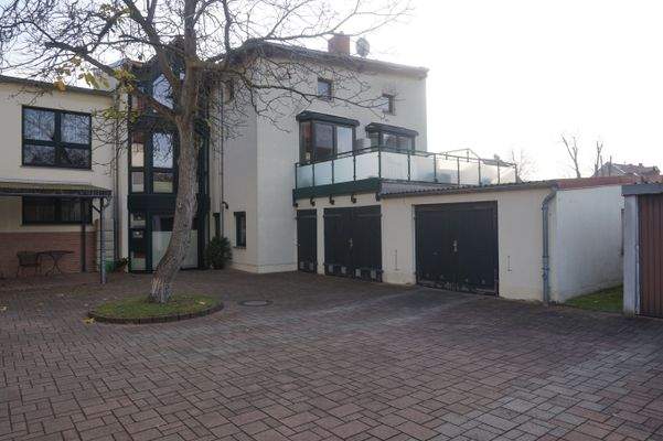 Sicht auf Einfamilienhaus und Garagen