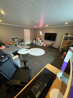 helles großes Zimmer_Kellerbereich.jpeg