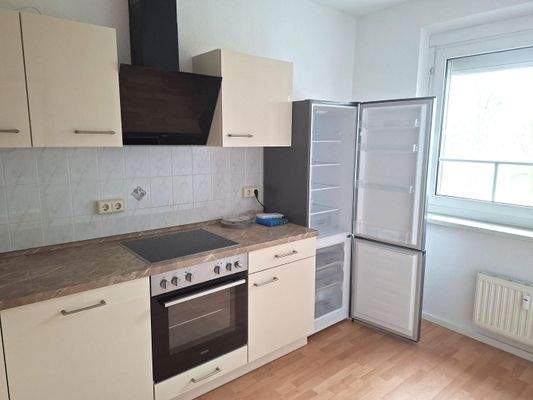 Küche mit Fenster und EBK