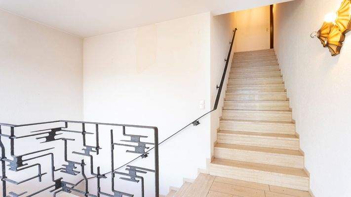 runter  zu dem Garagen, hoch in die Hauptwohnung