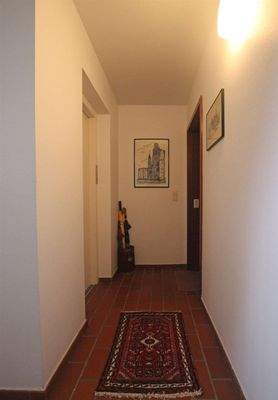 Eingangstür vis-à-vis Fahrstuhl