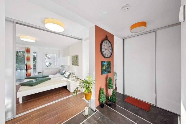 Eingangsbereich mit Blick ins Schlafzimmer