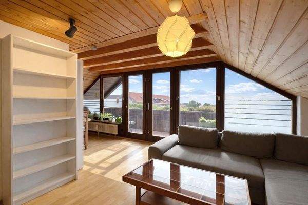 Großzügiger, offener Wohn-/Ess-/Küchenbereich DG