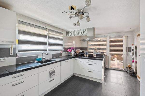 Durch die Küche auf den Balkon zum entspannen 