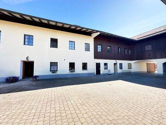 Ansicht Nord-West/Innenhof mit Garagen 