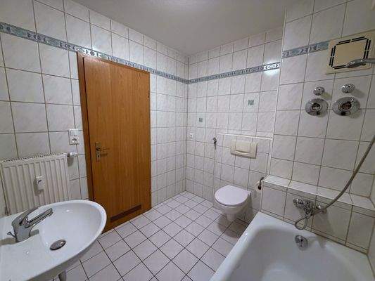 Badezimmer mit Waschmaschinenanschluss