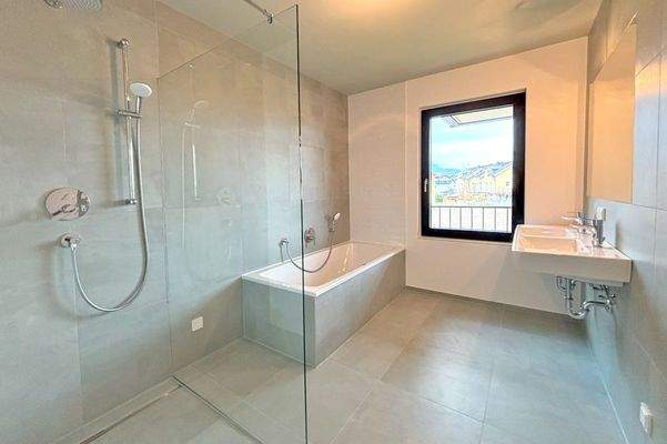 Hochwertige Keramik im Tageslicht-Badezimmer