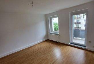 Helles Wohnzimmer mit Balkon