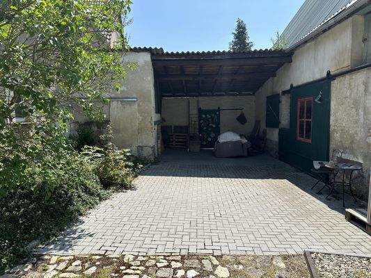 Hof und Carport