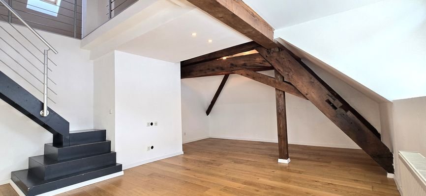 Wohnzimmer mit Treppe zum Schlafzimmer