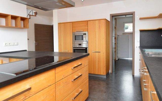 Küche - Blick zur Vorratskammer