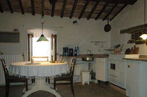 oben Küche und Esstisch