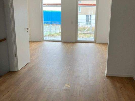 Ess- und Wohnbereich mit Zugang zum Garten