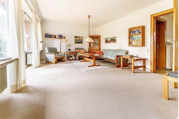 Weiterer Blick in das großzügige Wohnzimmer.