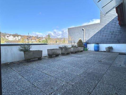 Terrassenbereich - Teilansicht mit Markise und Überdachung