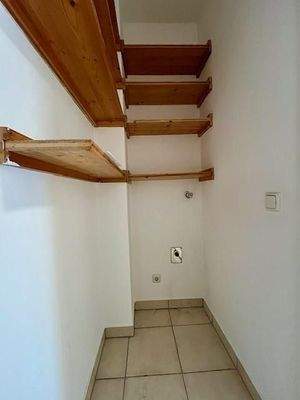 Abstellraum mit Waschmaschinenanschluß